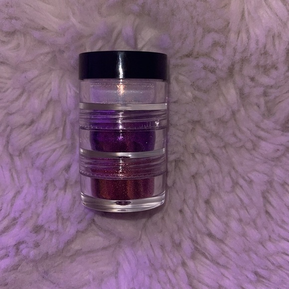 NYX Purple and White Eyeshadow Duo - Picture 3 of 4